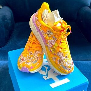 HOKA One free people Clifton 7.5 US.  New in Box.  Fits 7 - 7.5